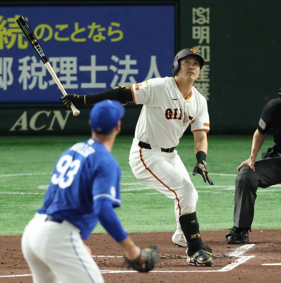 　１回、左飛に倒れる泉口（撮影・金田祐二）