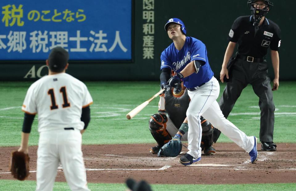 　３回、２ランを放つ細川（撮影・金田祐二）