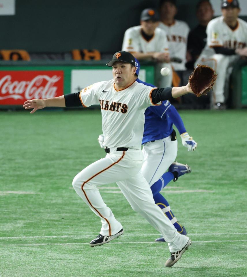 　３回、岡林の一塁への打球でベースカバーに入るも間に合わず安打を許す田中将（撮影・金田祐二）