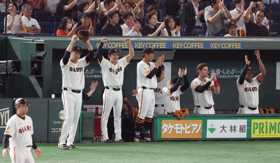 　１回、中山の２点二塁打で喜ぶ田中将（左端）＝撮影・金田祐二