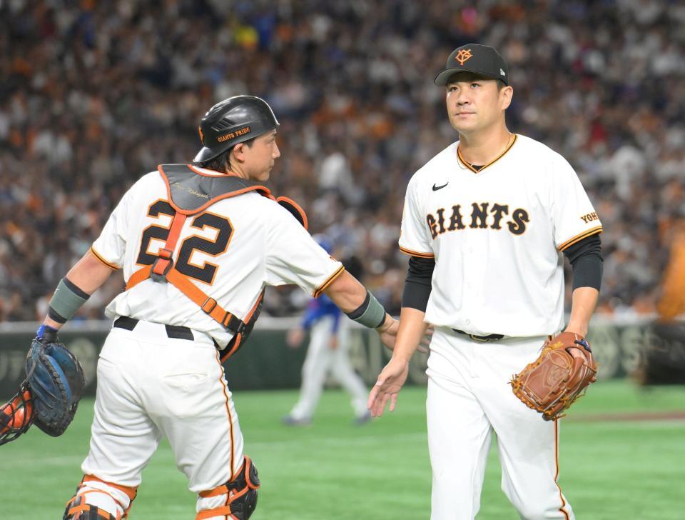 　３回、２ランを浴びるも後続を断ち切った田中将（右）と小林のバッテリー（撮影・伊藤笙子）