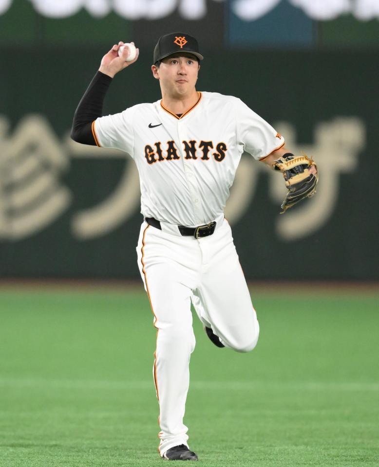 　２回、福永のゴロをさばく遊撃手・泉口（撮影・伊藤笙子）