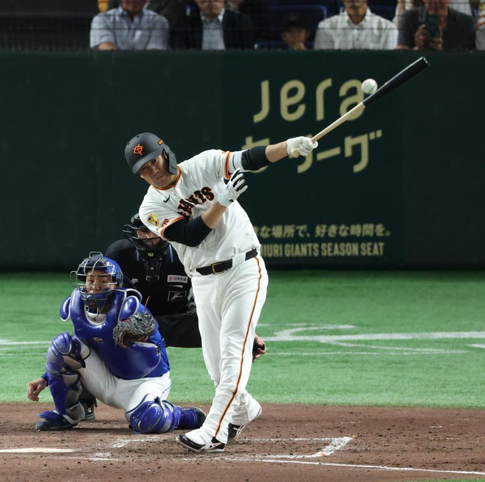 　４回、左前打を放つ田中将（撮影・金田祐二）