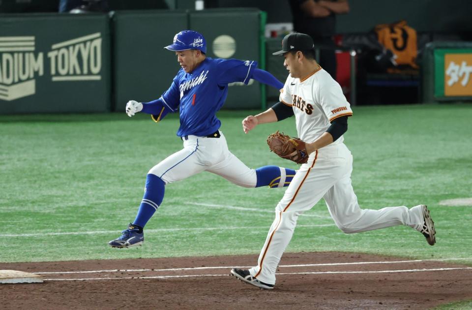 　３回、岡林の一塁への打球でベースカバーに入るも間に合わず安打を許す田中将（撮影・金田祐二）