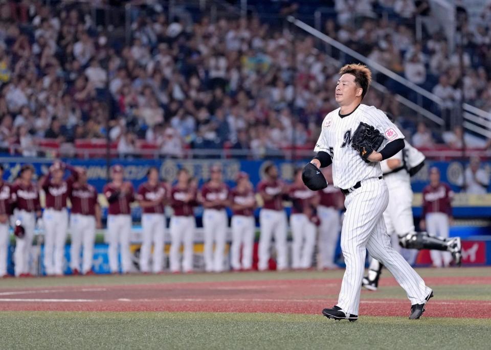 　１回途中、楽天ナイン（奥）に見送られ降板する美馬