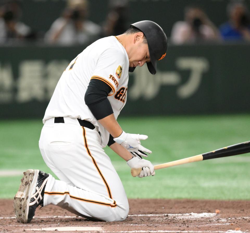 　４回、スイング中にバランスを崩し、倒れ込む田中将（撮影・伊藤笙子）