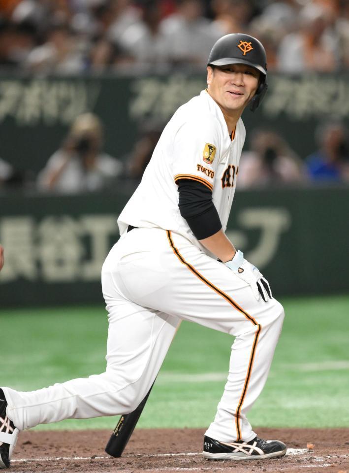 　４回、スイング中にバランスを崩し、苦笑いを浮かべる田中将（撮影・伊藤笙子）