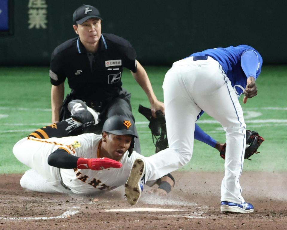 　５回、マルテの暴投で三走・オコエが本塁突入もタッチアウト（撮影・金田祐二）