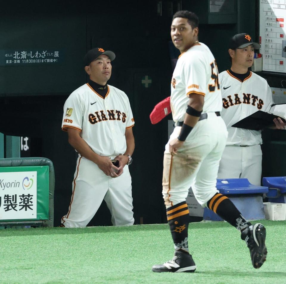 　５回、暴投で三走・オコエが本塁突入もタッチアウト。厳しい表情の阿部監督（撮影・金田祐二）