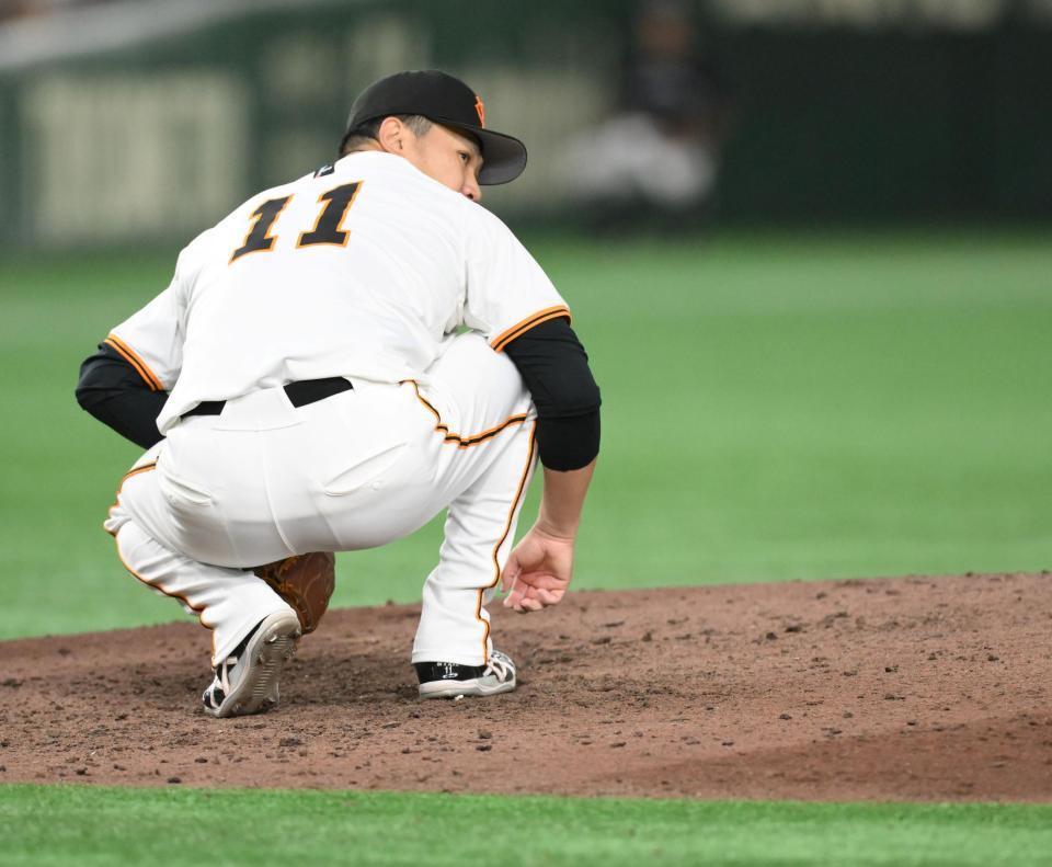 　６回、福永を三ゴロに打ち取り、送球を見つめる田中将（撮影・伊藤笙子）