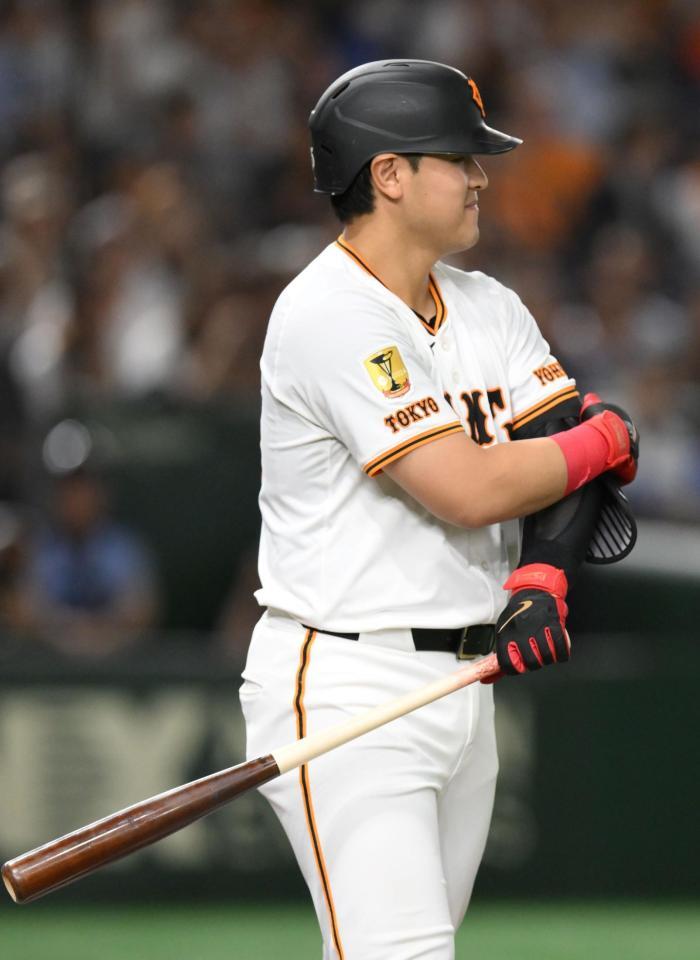 　７回、死球を受け、梅野に笑みを向ける岡本（撮影・伊藤笙子）