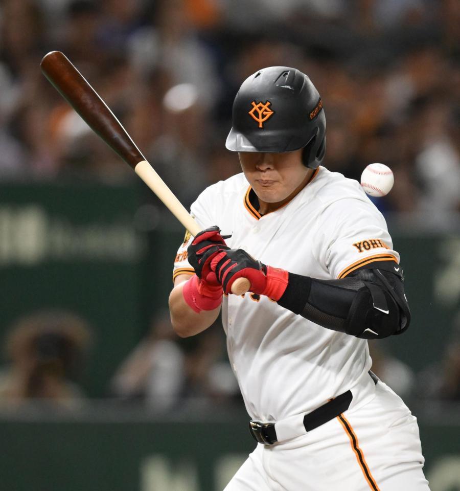 　７回、死球を受ける岡本（撮影・伊藤笙子）