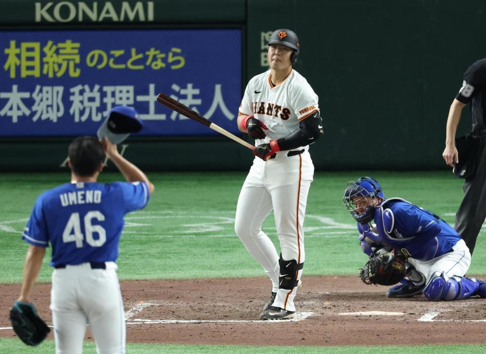 　７回、死球を受け、にらむ岡本（撮影・金田祐二）