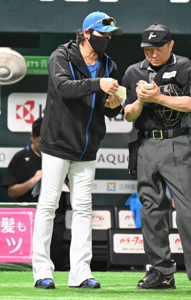 　選手交代を告げる新庄監督