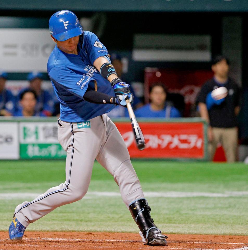 　４回、郡司が右中間に先制２ランを放つ