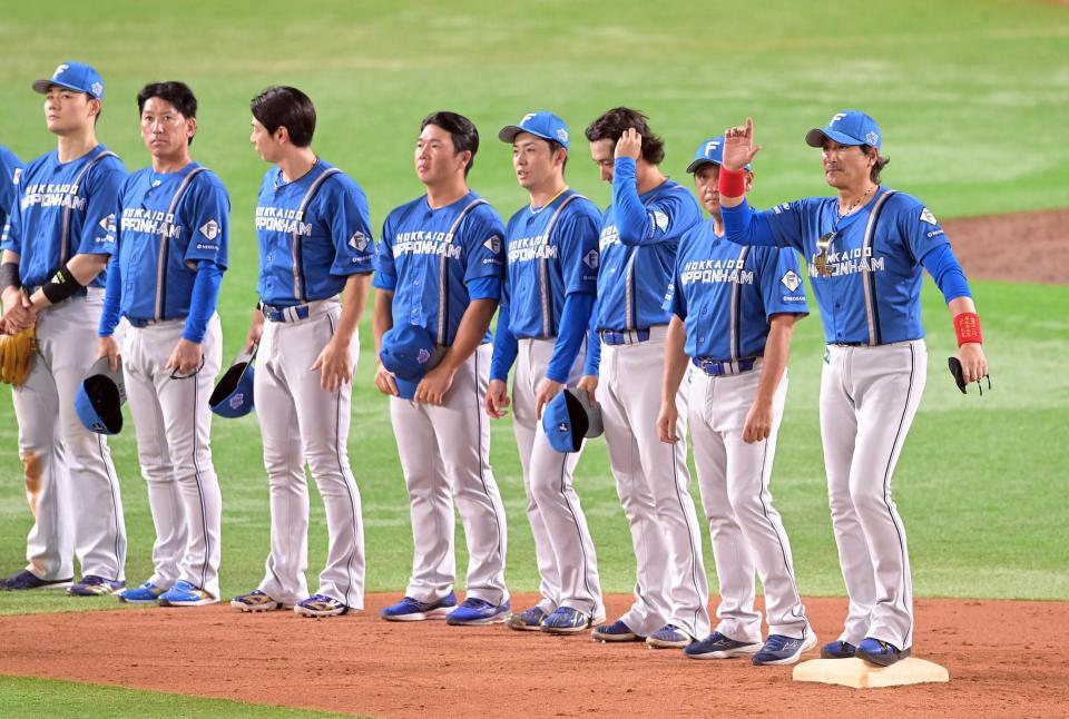 　みずほペイペイドーム最終戦を終え、あいさつする新庄監督（右）は二塁ベースに立ちあいさつした