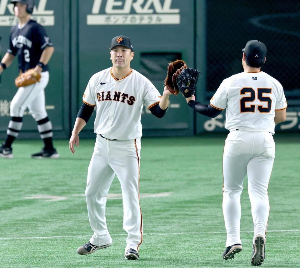 　６回、福永を三ゴロに打ち取り、三塁手岡本（右）とタッチを交わす田中将