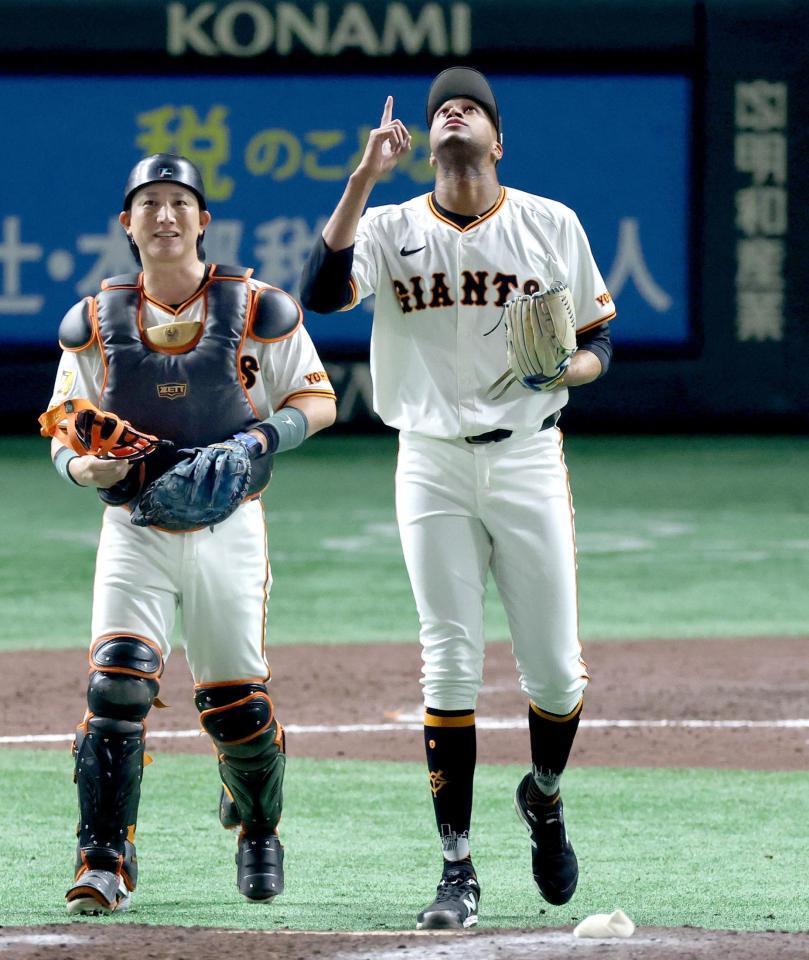 　中日に勝利し、喜ぶマルティネス（右）と捕手・小林
