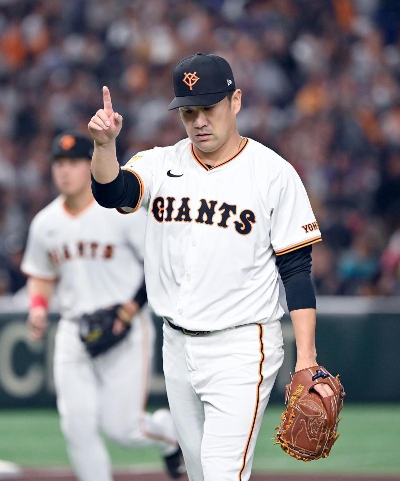 　４回表を投げ終えてベンチに戻る田中将