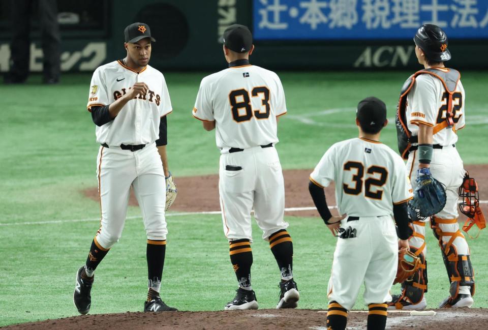 　８回、大勢からマルティネスに代える阿部監督（撮影・金田祐二）