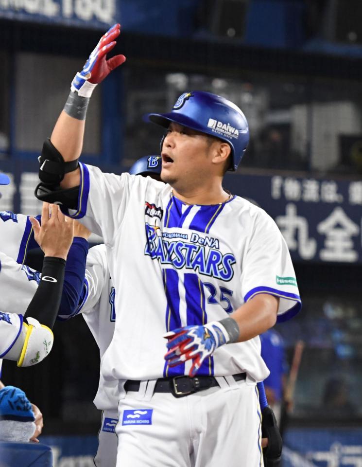 　８回、筒香は右中間に１９号２ランを放ち、ベンチにがい旋する（撮影・佐藤厚）