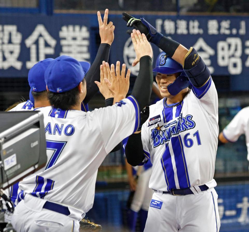 　１回、先頭打者本塁打を放ち、ナインに迎えられる蝦名（右）