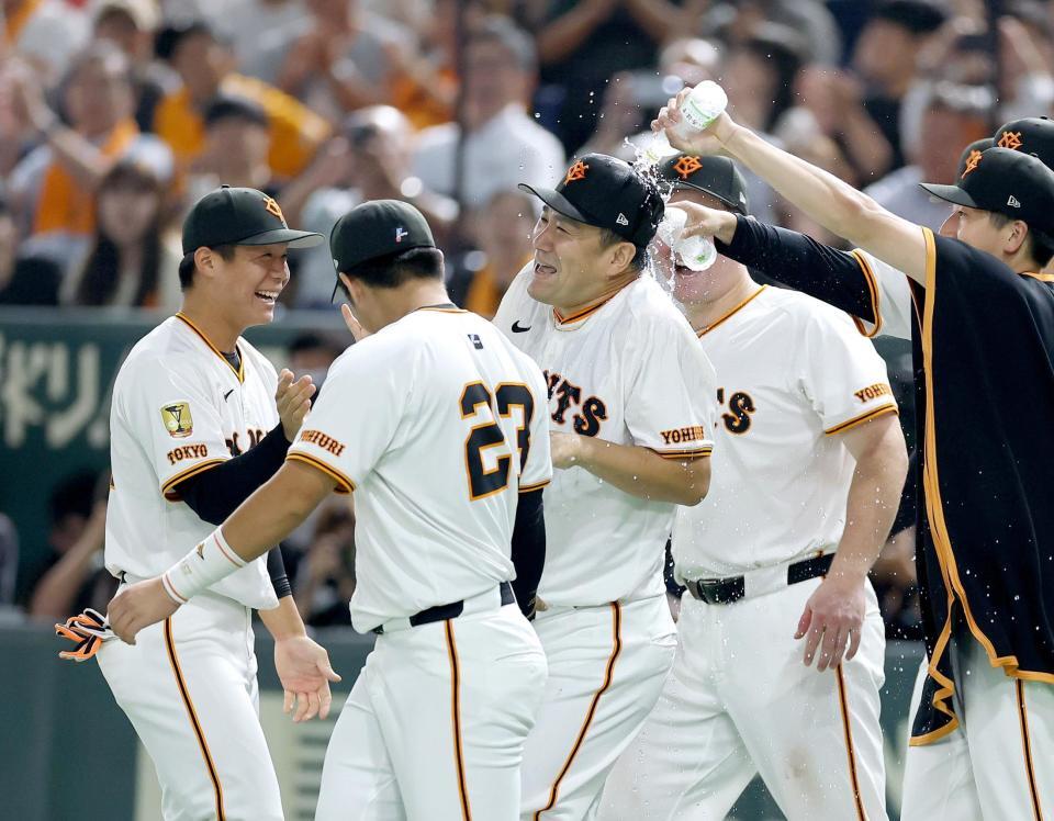 　日米通算２００勝を挙げ、ナインに祝福される田中将（中央）