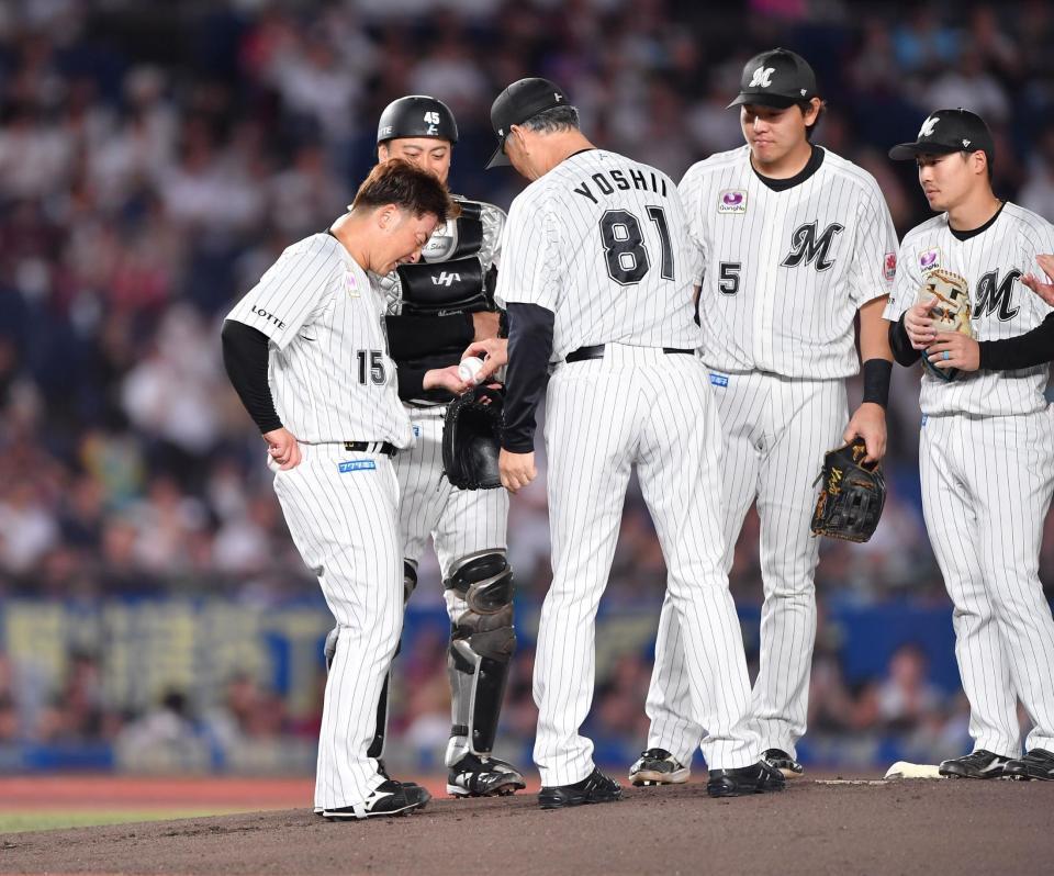 　吉井監督（８１）から記念のボールを受け取り降板した美馬（左）＝撮影・開出牧