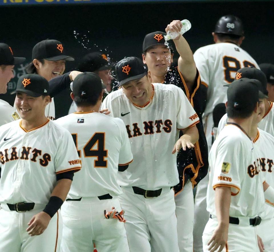 　日米通算２００勝を達成し水を掛けられて祝福される田中将（撮影・金田祐二）