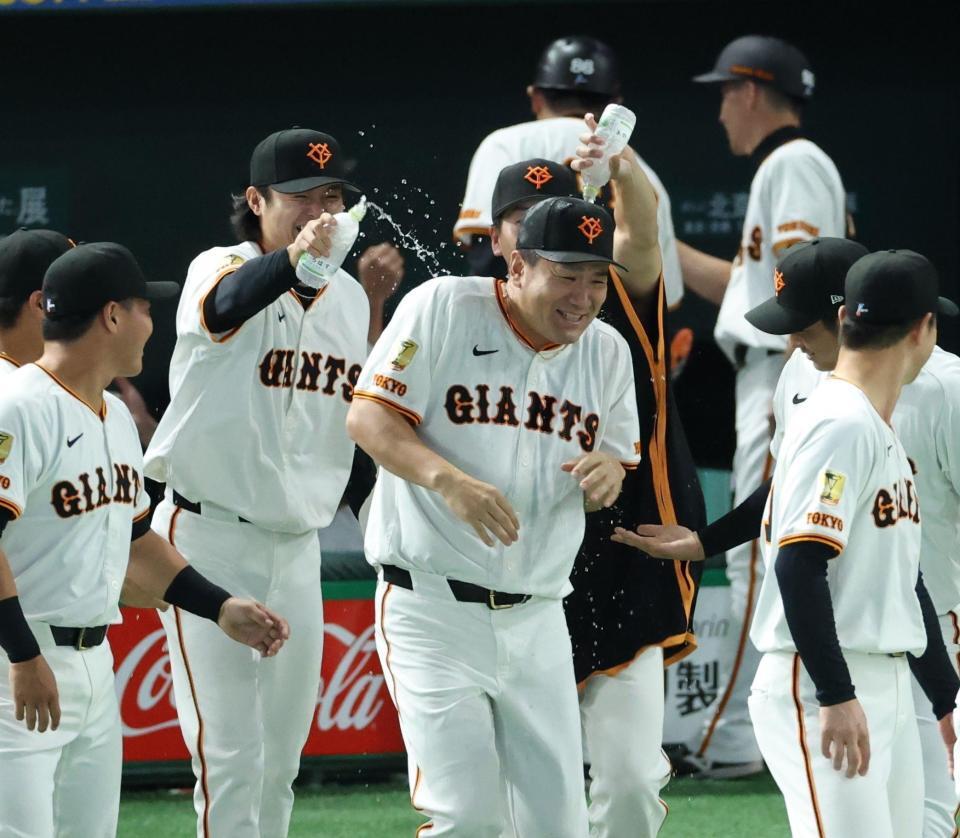 　日米通算２００勝を達成し水を掛けられて祝福される田中将（撮影・金田祐二）