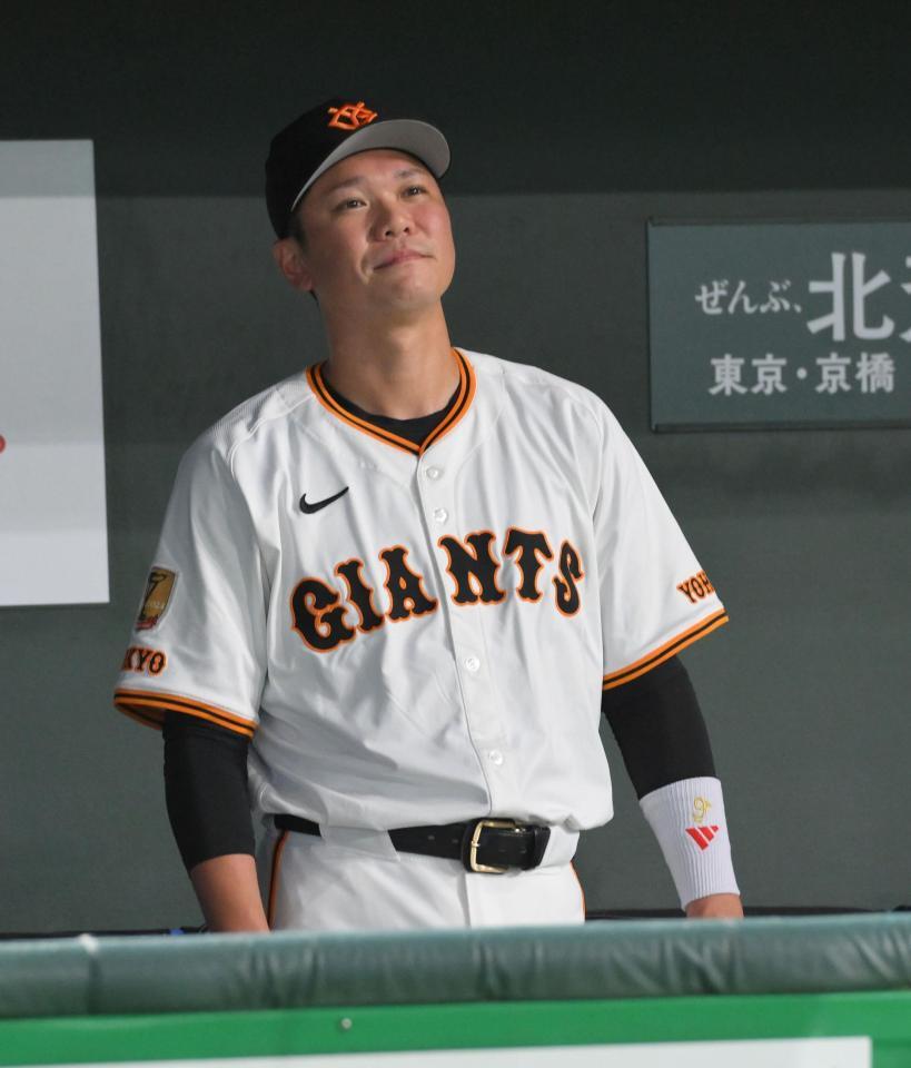 　日米通算２００勝を達成した田中将のヒーローインタビューをベンチから見つめる坂本（撮影・伊藤笙子）