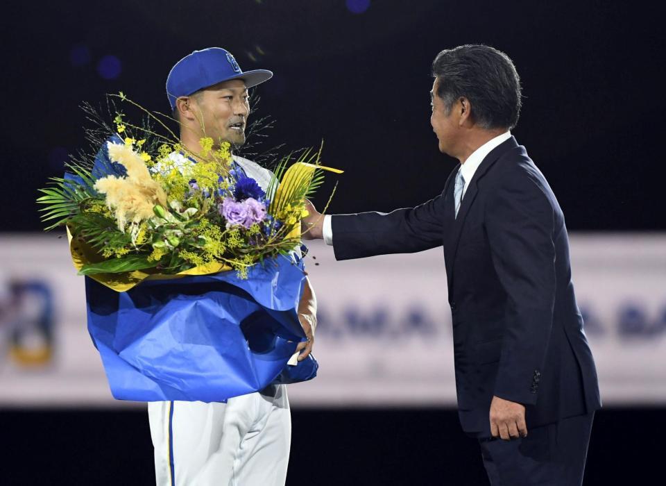 　工藤公康氏（右）からねぎらいの言葉をかけてもらう森唯（撮影・佐藤厚）