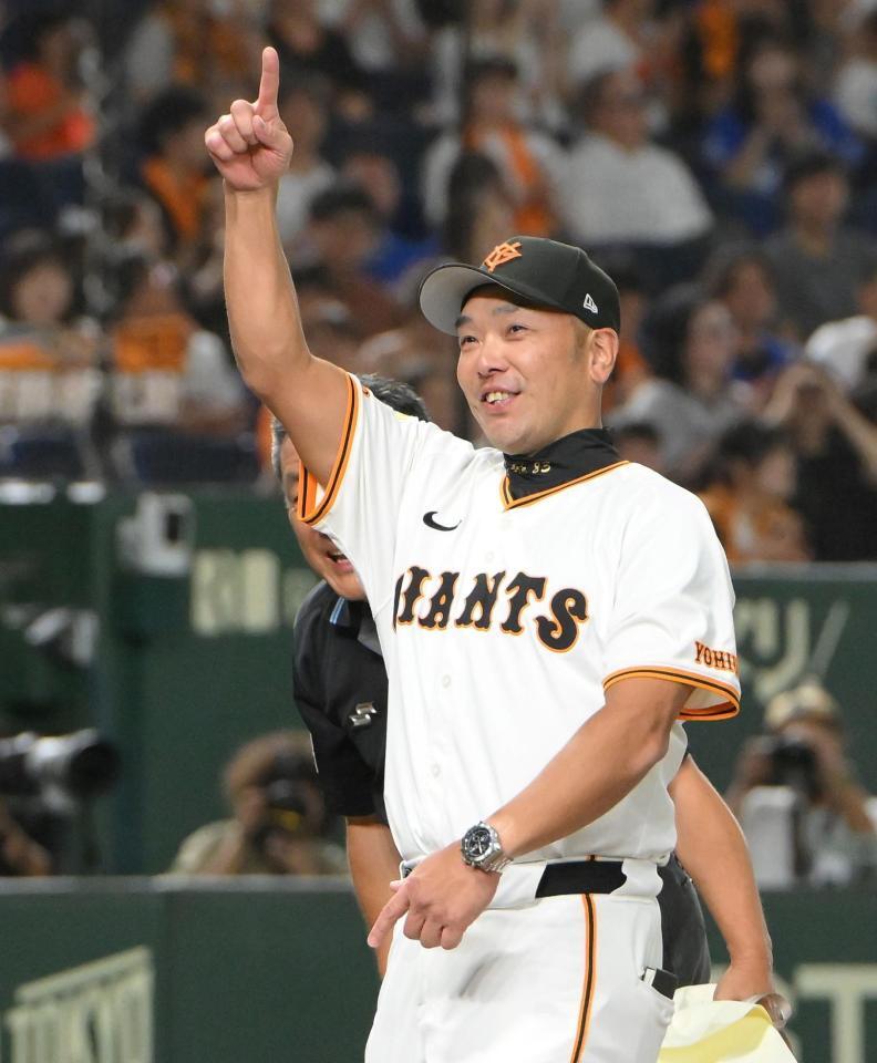 　試合後、引退する笠原昌春審判員（奥）との記念撮影前に退場のジェスチャーをする阿部監督（撮影・伊藤笙子）