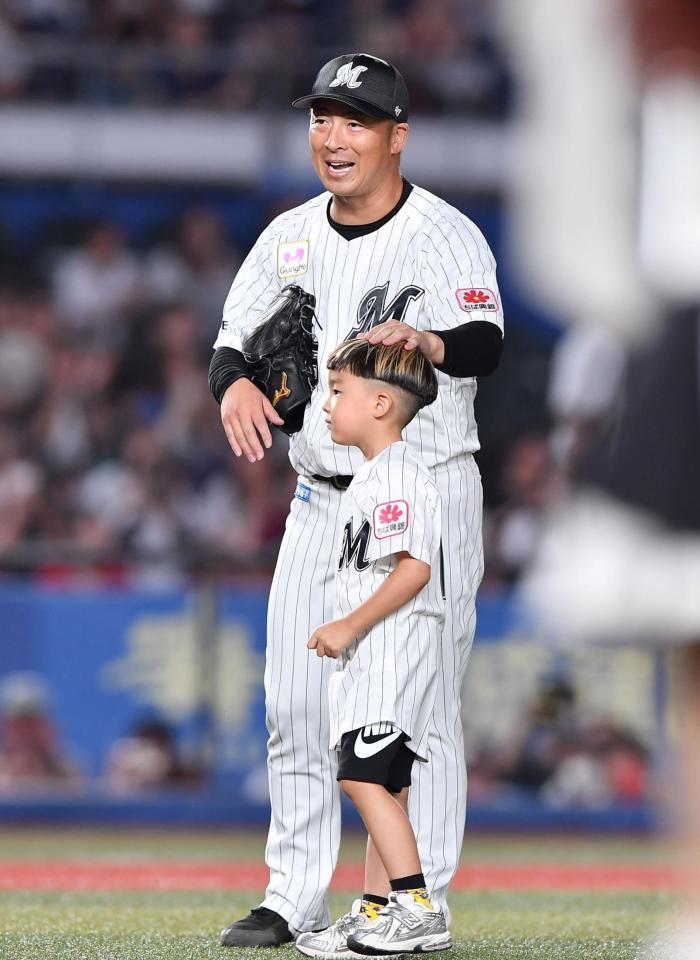 　始球式を務めた長男のリタくんの頭をなでる美馬（撮影・開出牧）