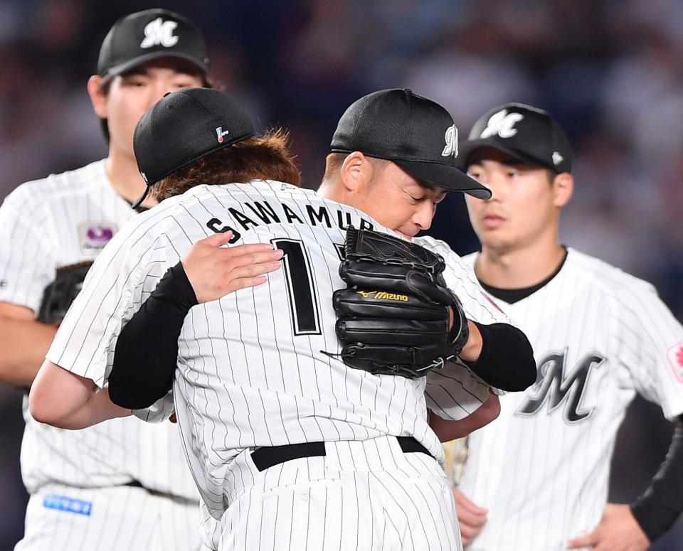 　引退試合に先発した美馬（右）は、リリーフのマウンドに上がる沢村と抱き合う（撮影・開出牧）
