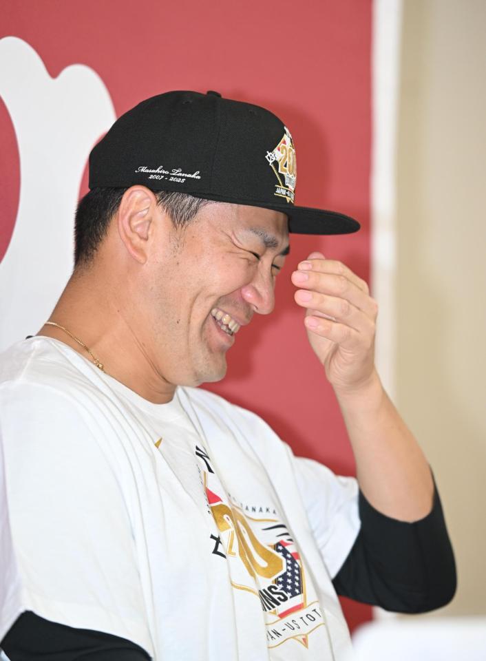 　笑顔で会見する田中将