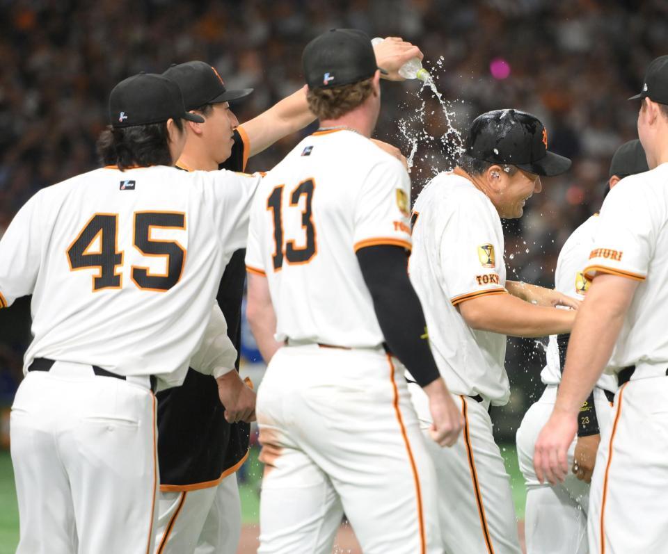 　日米通算２００勝を達成し、（左から）田中瑛と大勢から水を掛けられる田中将（右）＝撮影・伊藤笙子