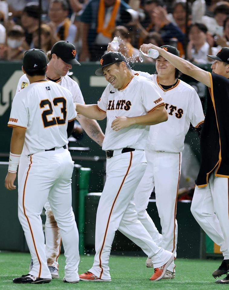 　日米通算２００勝を達成し、ナインに祝福される田中将（中央）