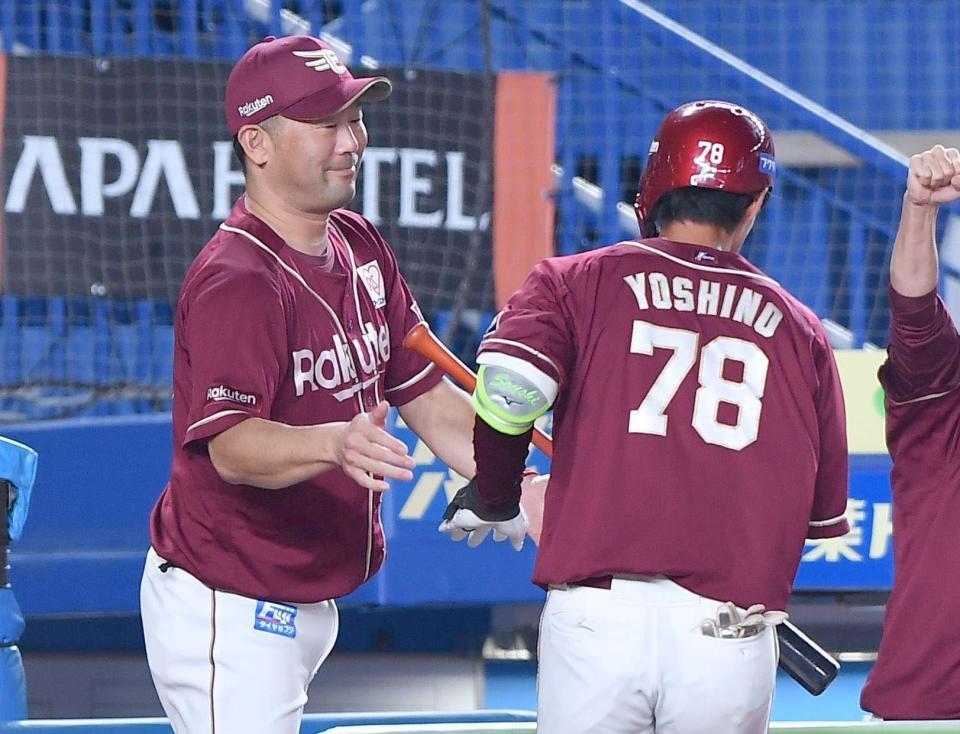 　８回、中前打を放った吉野（右）を笑顔で迎える三木監督（撮影・開出牧）