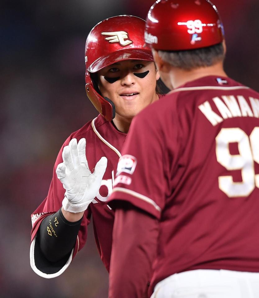 　８回、勝ち越しの左前適時打を放ち川名コーチ（手前）とタッチを交わす黒川（撮影・開出牧）