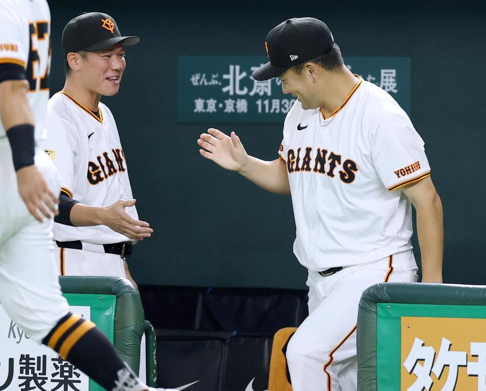 　日米通算２００勝を達成し、坂本（左）とタッチを交わす田中将