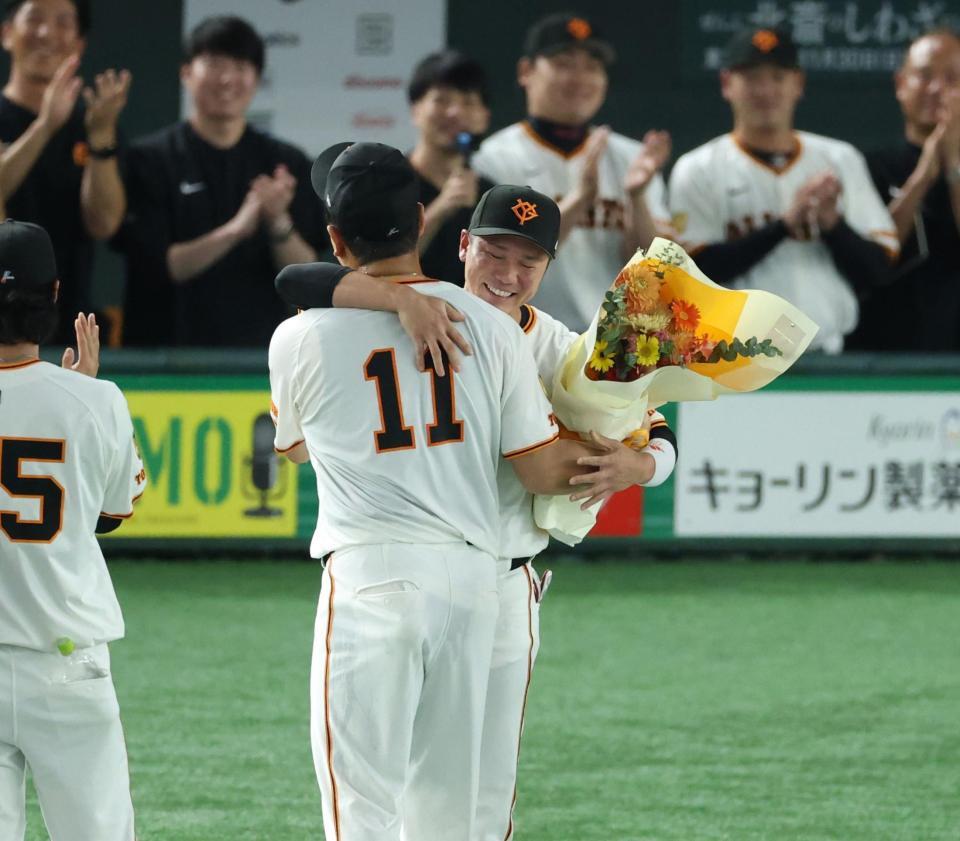 　日米通算２００勝達成の田中将を祝福する坂本（撮影・金田祐二）