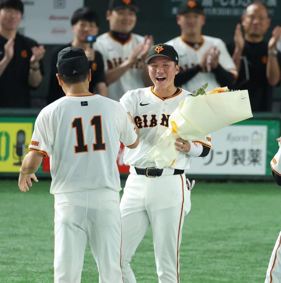 　日米通算２００勝達成の田中将を祝福する坂本（撮影・金田祐二）
