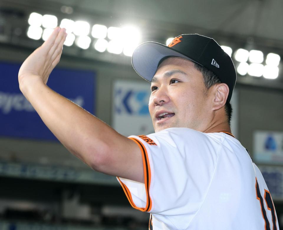 　日米通算２００勝を達成し、ファンとタッチを交わす田中将