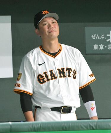 　田中将のヒーローインタビューをベンチから見つめる坂本（撮影・伊藤笙子）