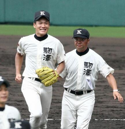 　スタンドに駆け出す田中（左）と駒大苫小牧・香田監督＝２００６年８月