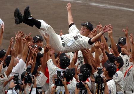 　駒大苫小牧ナインから胴上げされる香田監督