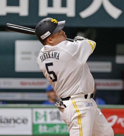 　４回ソフトバンク２死、山川が中越えに本塁打を放つ＝みずほペイペイドーム