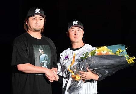 　引退セレモニーで沢村（左）から花束を受け取り握手を交わす美馬（撮影・開出牧）