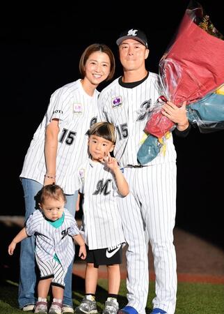 　引退セレモニーで家族と記念撮影する美馬（右）。左は妻で女優の美馬アンナ（撮影・開出牧）